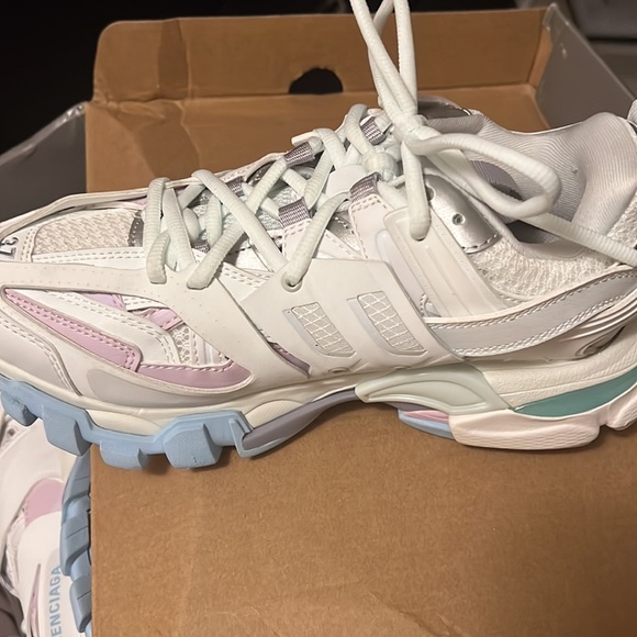 Shoes - Picture 4 of 6